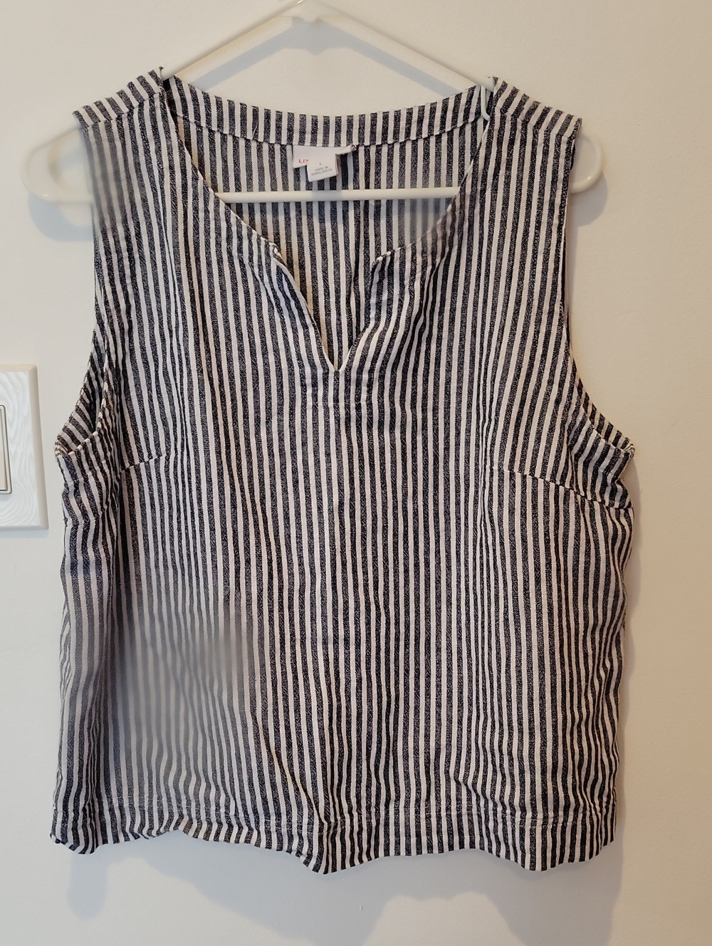 Liz Claiborne Black & White Striped Sleeveless V-Neck Top
